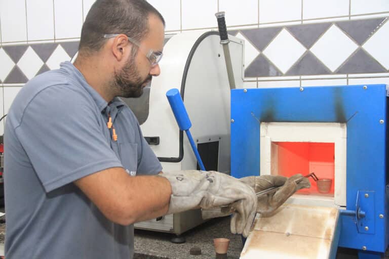 Dentro do laboratório da SICAL: eficiência e precisão em cada ensaio