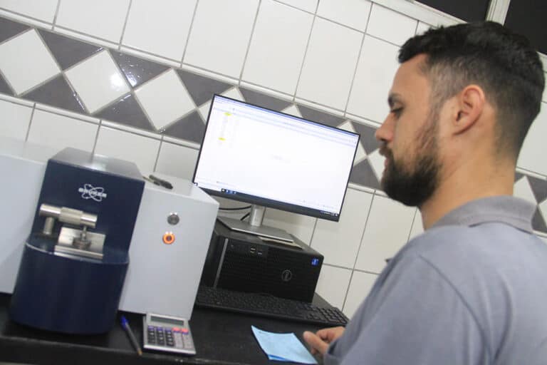 Fusão e análise química: a base da qualidade na produção da SICAL